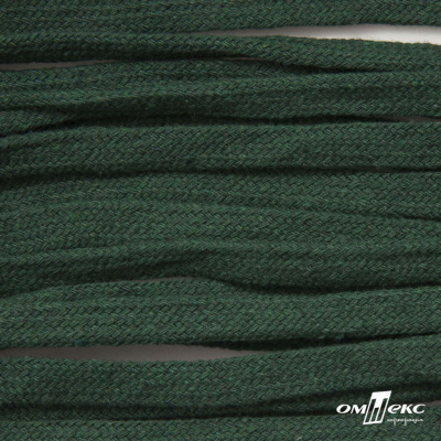 Шнур плетеный d-8 мм плоский, 70% хлопок 30% полиэстер, уп.85+/-1 м, цв.1016-т.зеленый - купить в Стерлитамаке. Цена: 742.50 руб.